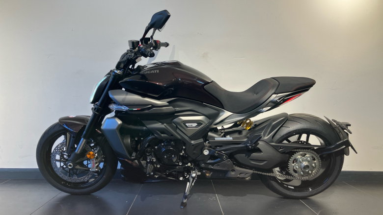 Ducati X Diavel V4 Burning Red (25MY)